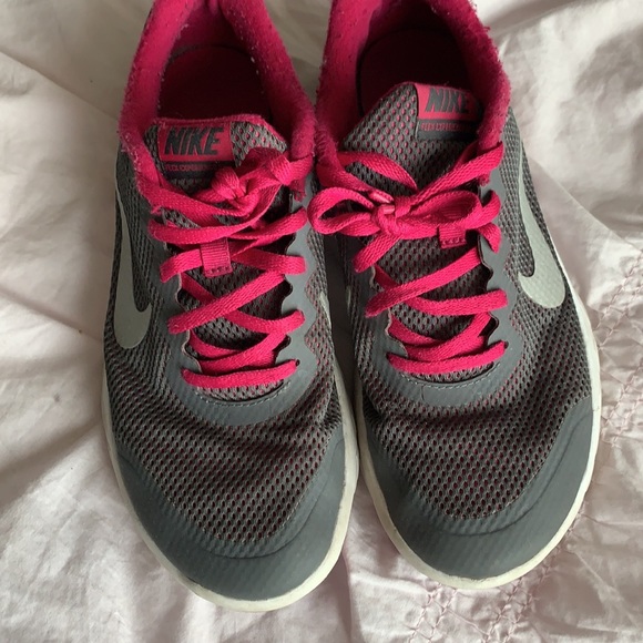 70% off Nike Kids Shoes - Picture 2 of 6